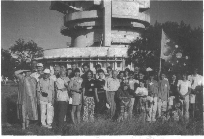 Участники проекта у пилона радиотелескопа.