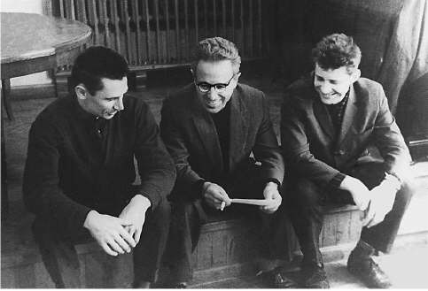 Рис. 1.7.6. Г. Б. Шоломицкий, И. С. Шкловский, Н. С. Кардашев (слева направо) в конференц-зале ГАИШ после пресс-конференции о радиоисточнике СТА-102, апрель 1965 г.